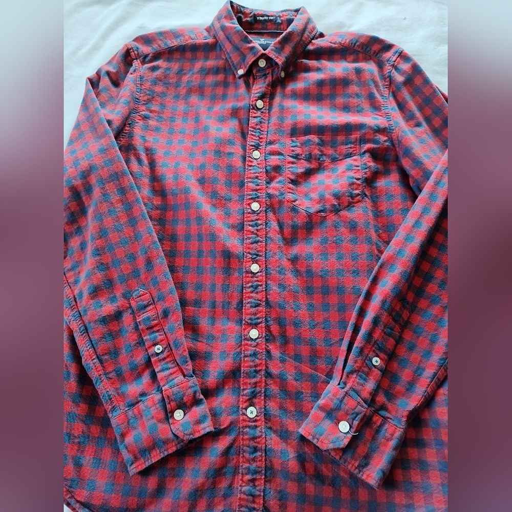 AMERICAN EAGLE Men's Button Up Shirt. Size Medium. Long Sleeves.